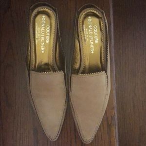 Couture!! Donald J Pliner neutral shoe!! Pointy❤️